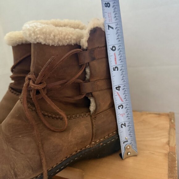 UGG Size 8 Brown Caspia Sheepskin-Lined Leather Winter Lace-Up Ankle Bootie Boot - Picture 7 of 16